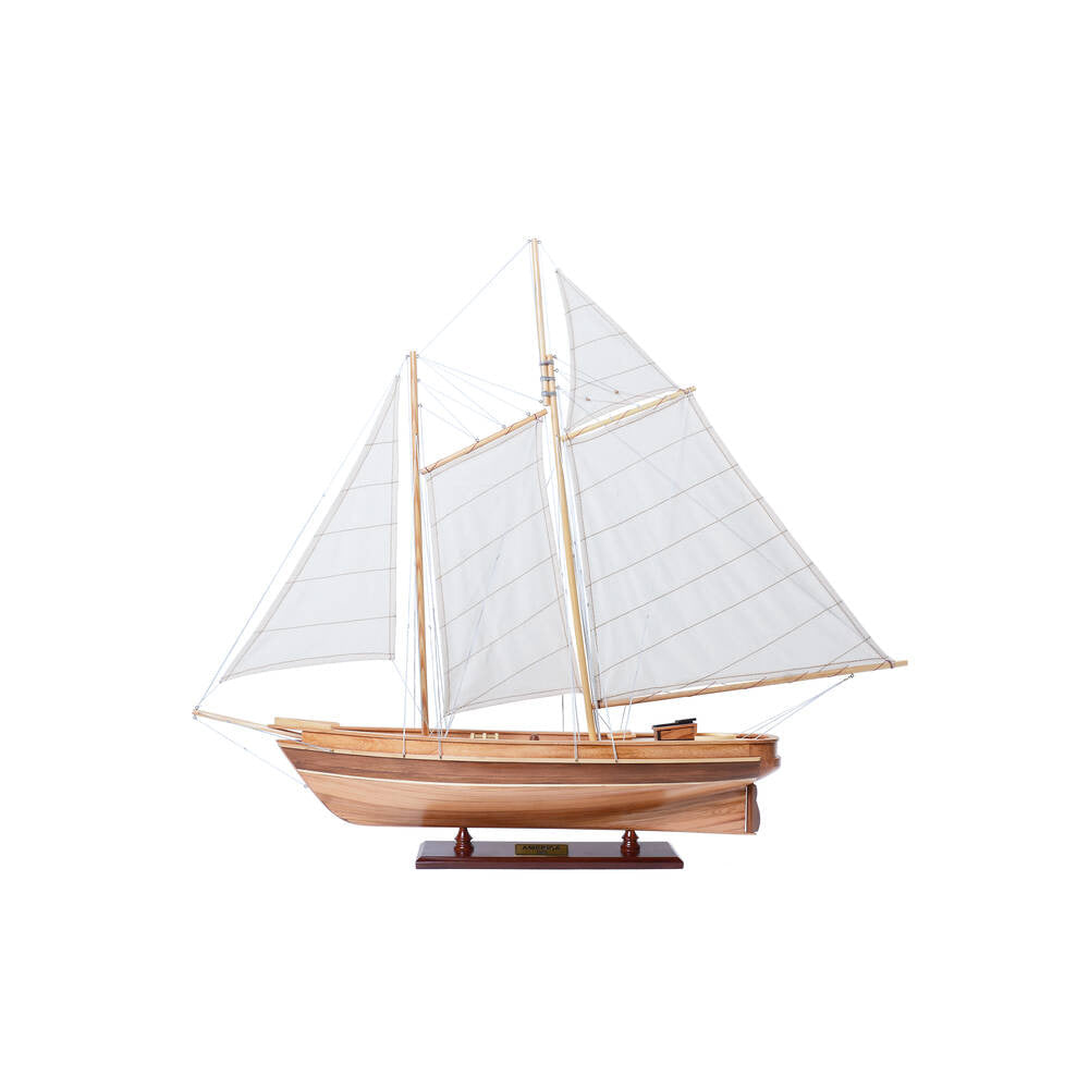 Side profile of America 1851 wooden plank-on-frame yacht model