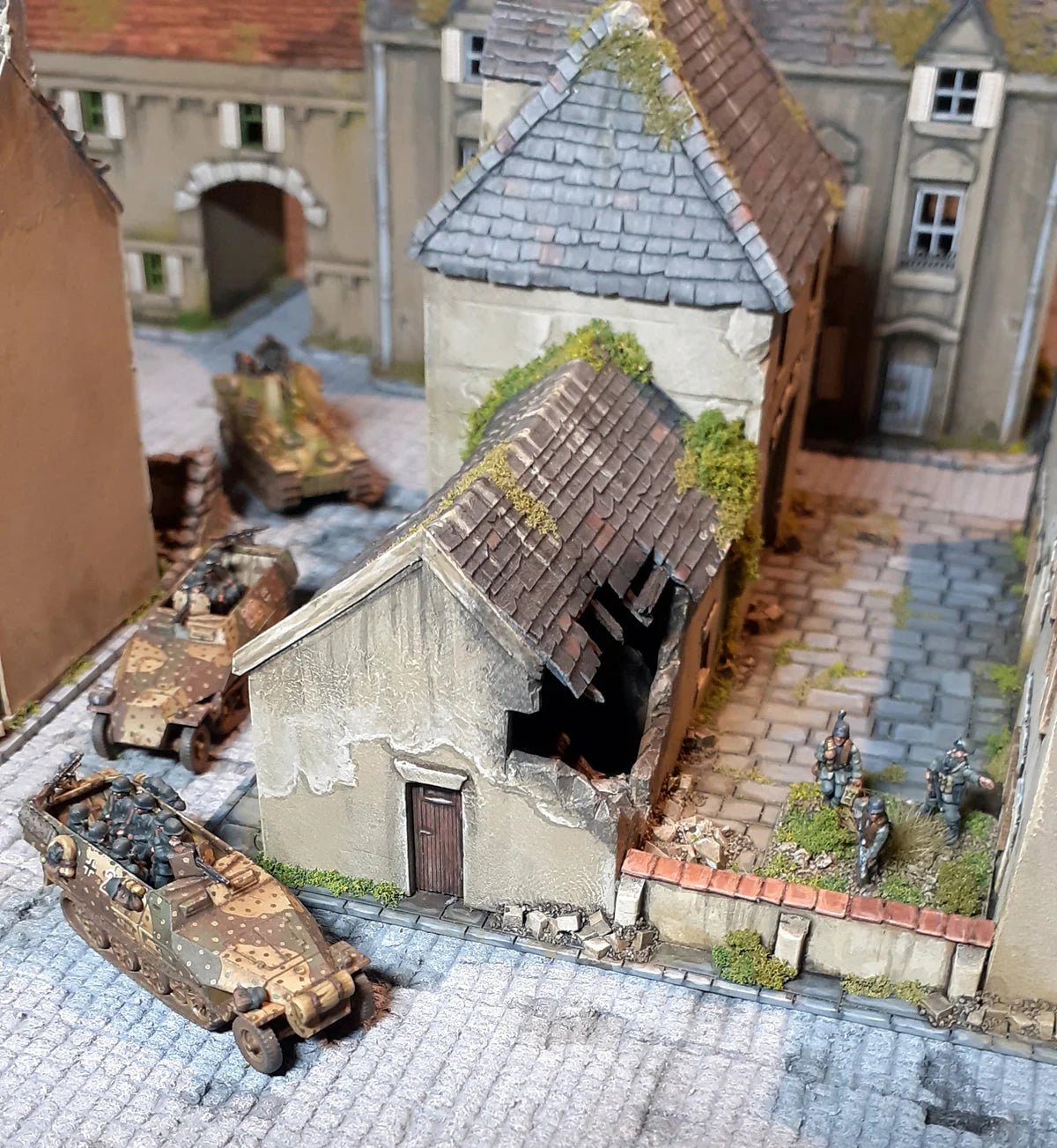 Victrix Ltd Hanomag Sd.Kfz.251/D 12mm Scale WWII German Halftrack Miniatures Set Example Diorama