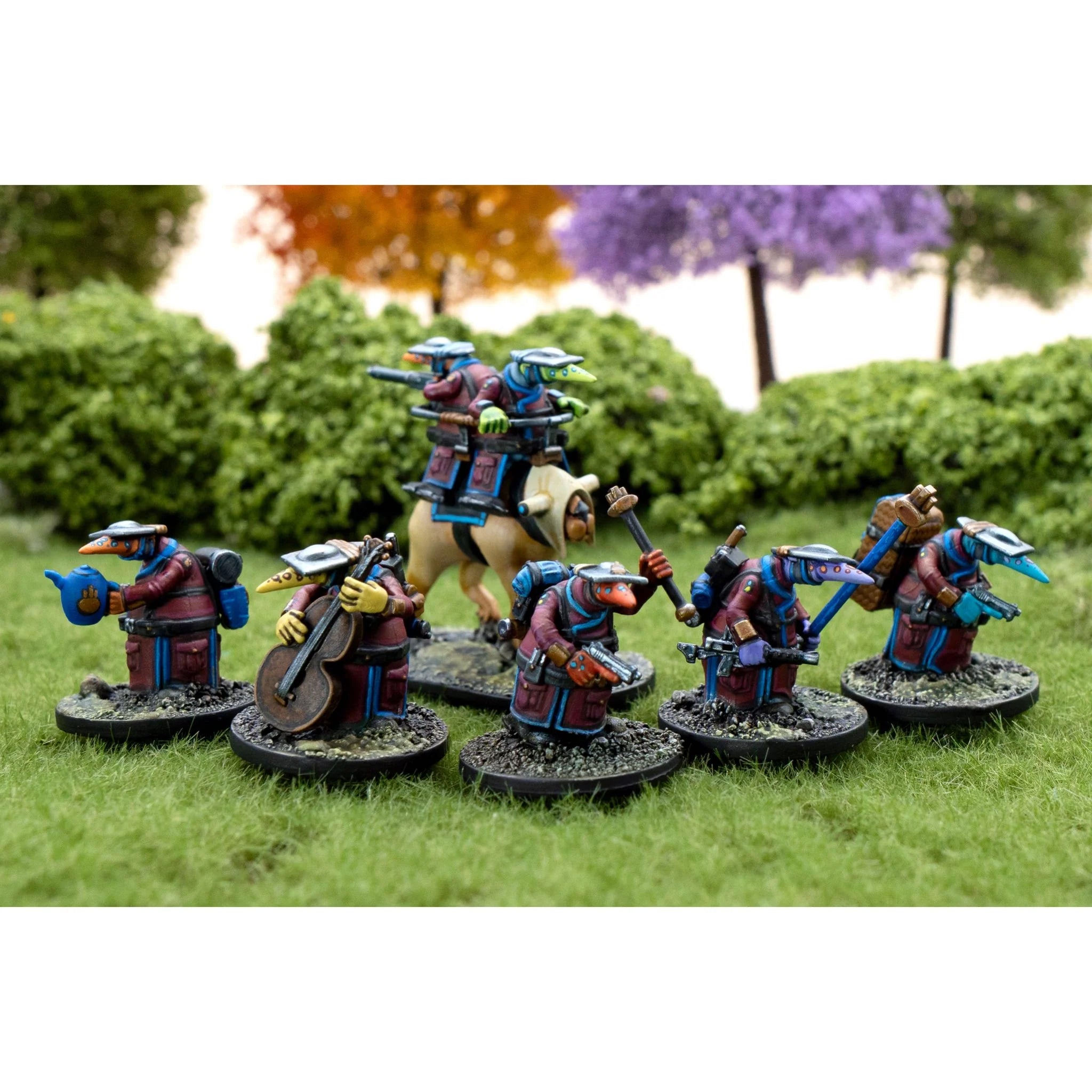 Professionally painted assembly of 28mm Quar Fidwog Command miniatures and mounted Cadiers on a grass field