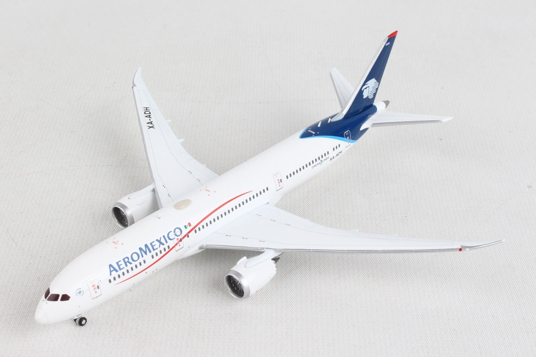 Boeing 787-9 AeroMexico (XA-ADH), 1:400 Scale Model Left Front View
