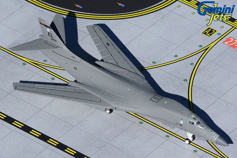 Rockwell B-1B Lancer Ellsworth AFB (85-0069) 1:400 Scale Model