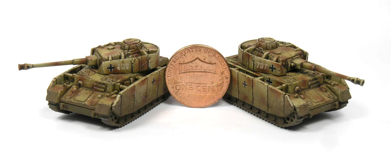Panzerkampfwagen IV (Pz.Kpfw. IV), Ausf. H Tank, 1:144 (12 mm) Scale Model Plastic Kit (Set of 6) Size Comparison