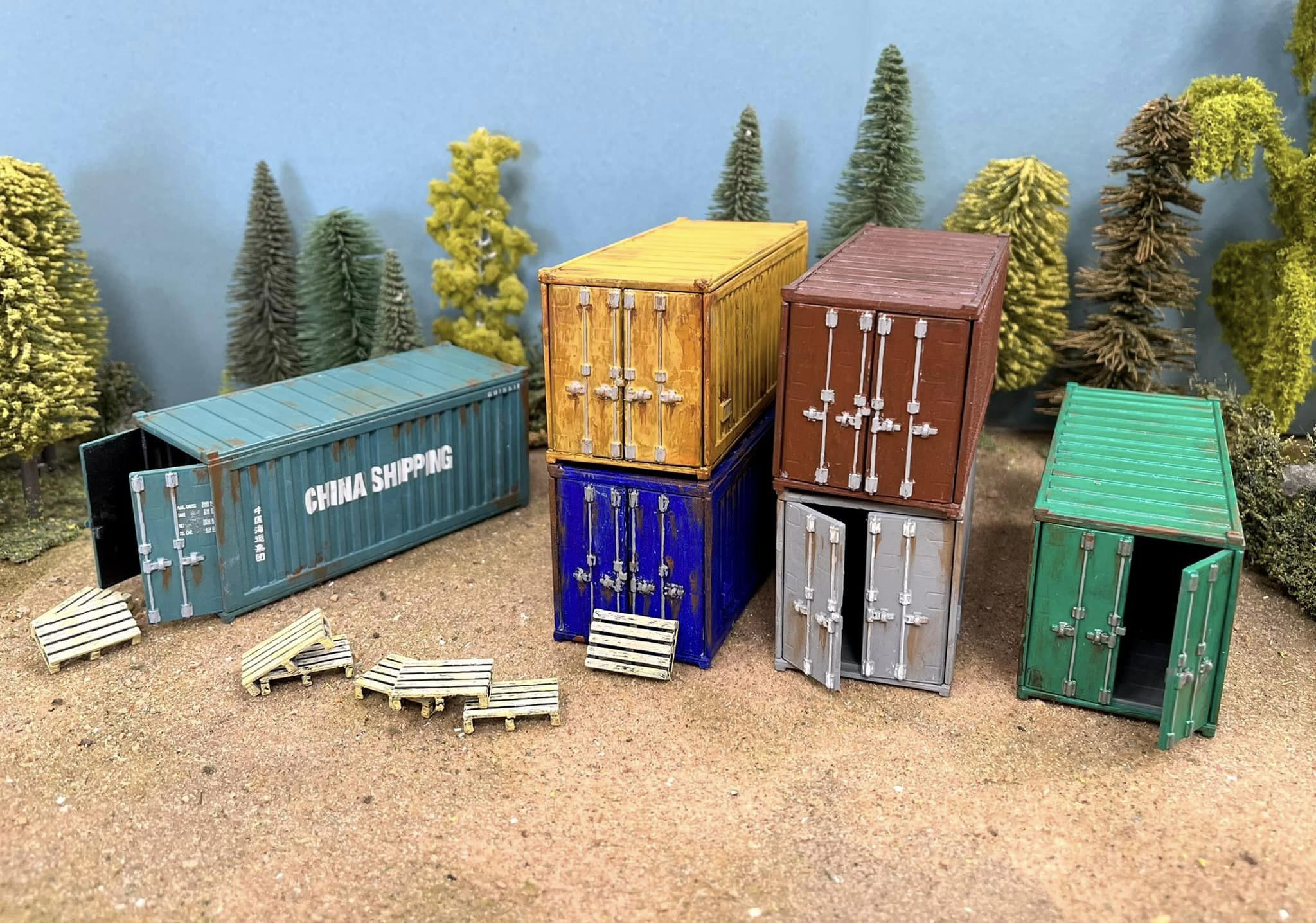 Shipping Container (20 ft) & 4 Pallets, 28mm Scale Scenery Painted Examples