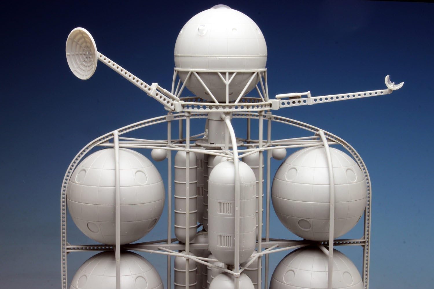 Pegasus Hobbies | The Moonlander Spacecraft 1/350 Scale Model Kit