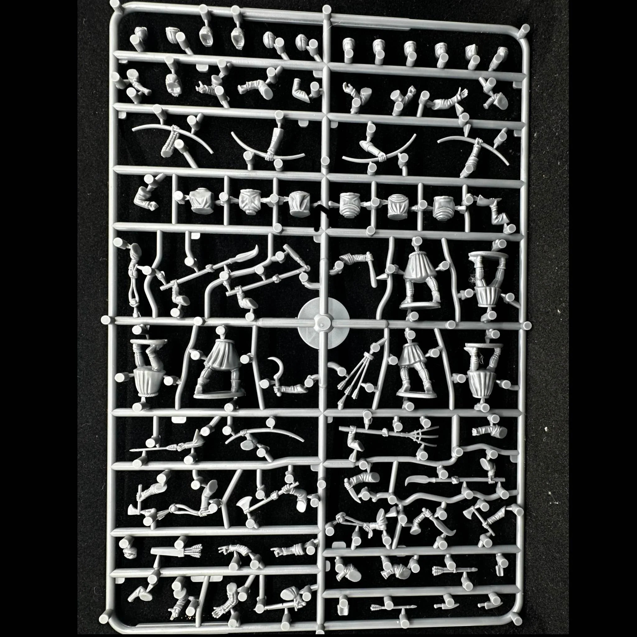Peasants Levy (1100-1350) 28 mm Scale Model Plastic Figures Frame Back