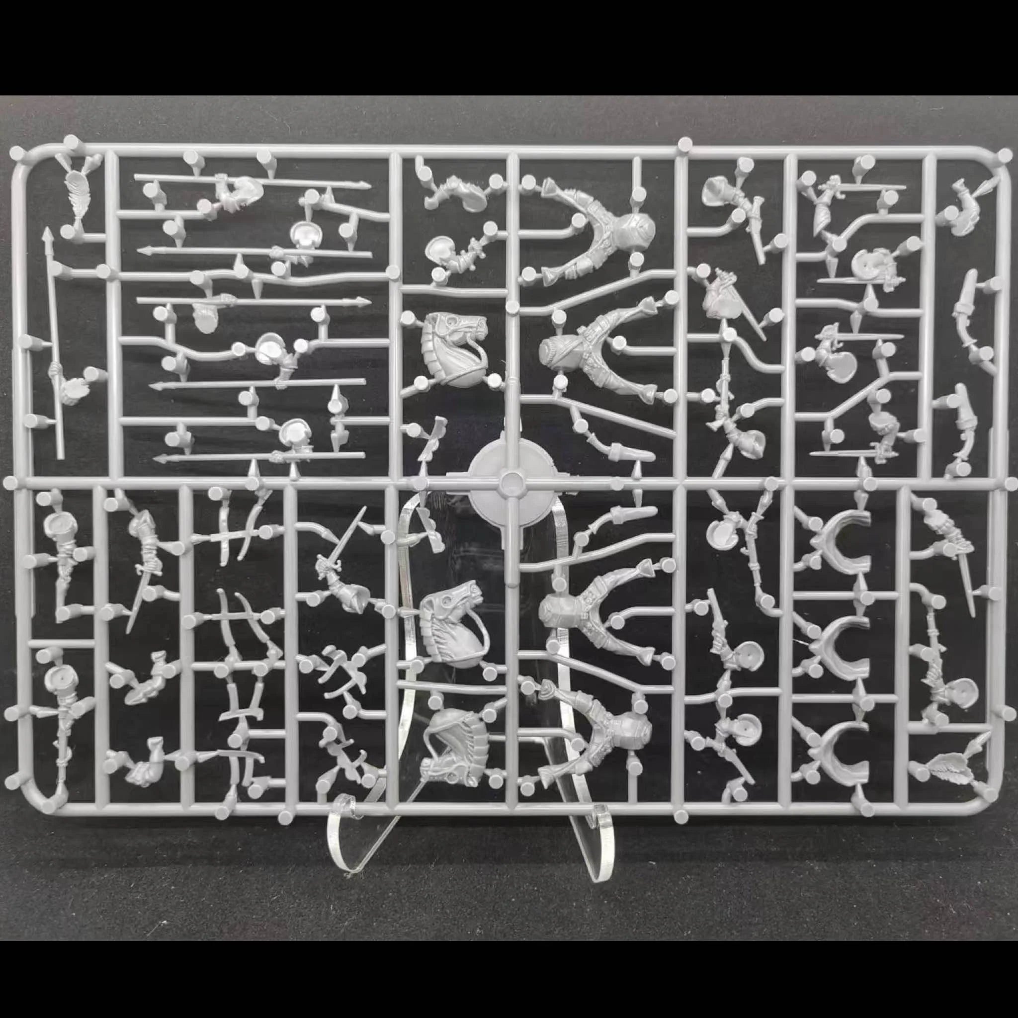 Renaissance Heavy Cavalry 28 mm Scale Model Plastic Figures