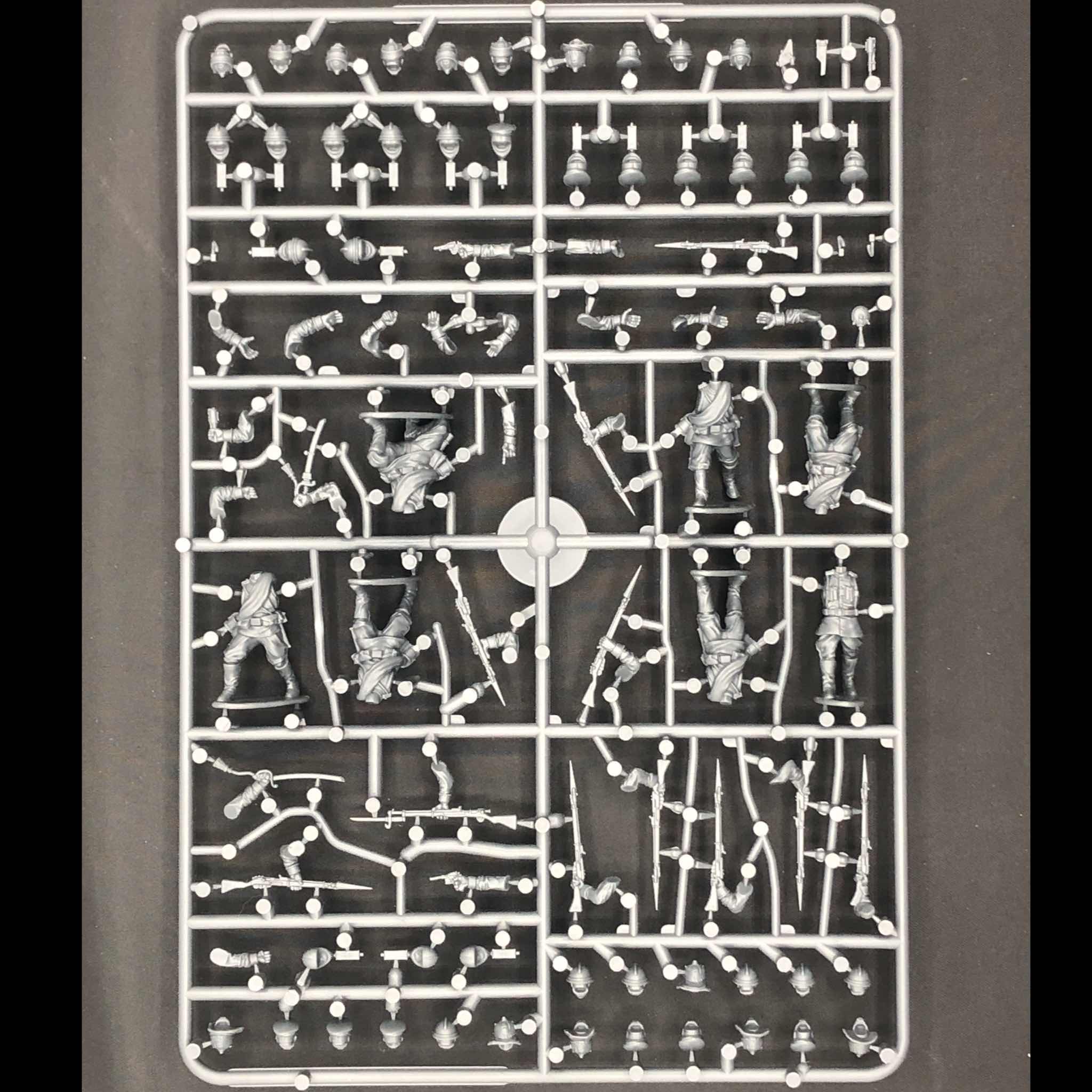 Russian Infantry (1914-1918), 28 mm Scale Model Plastic Figures Frame Back