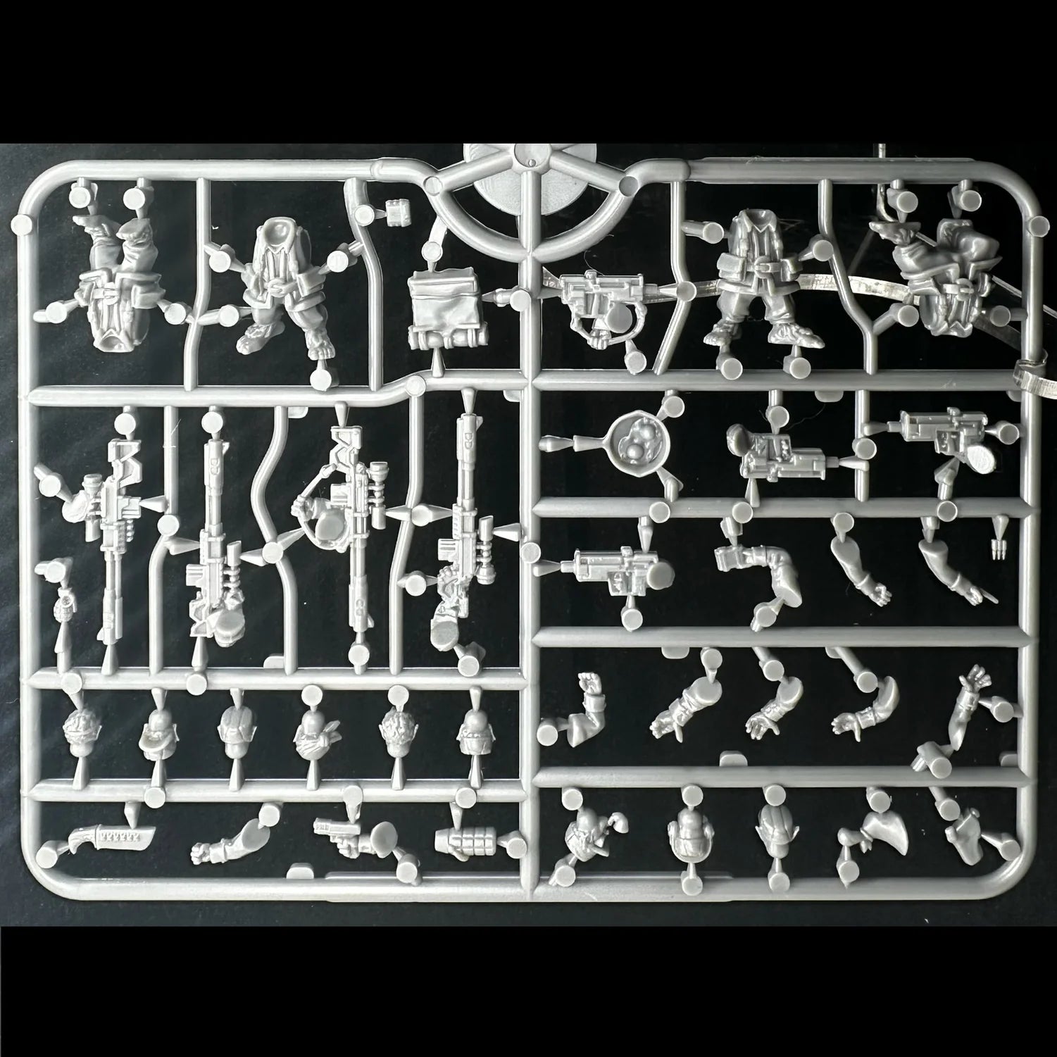 SneakFeet (Free Agents), 28 mm Scale Model Plastic Figures Frame Back