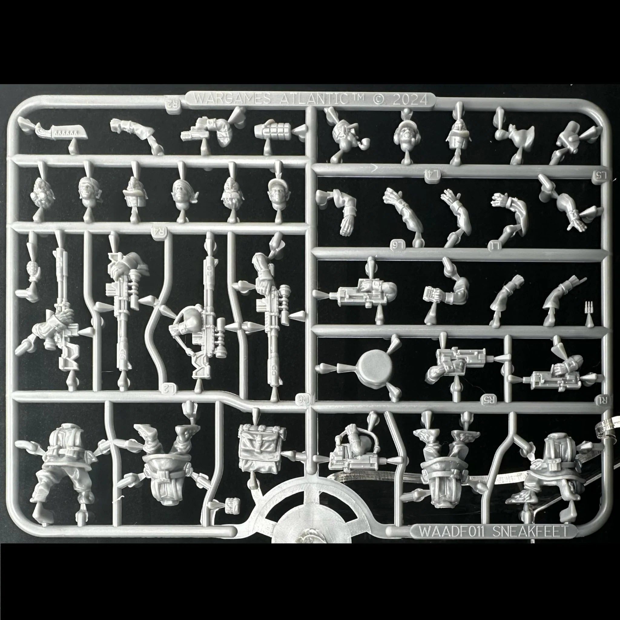 SneakFeet (Free Agents), 28 mm Scale Model Plastic Figures Fram Front