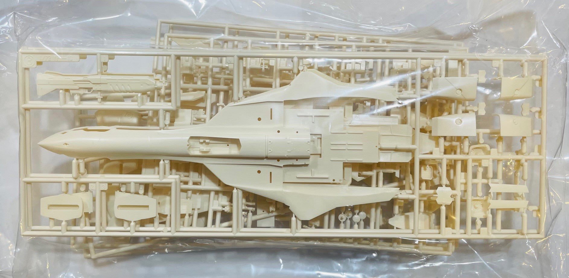 Macross Plus VF-19 Advanced Variable Fighter, 1:72 Scale Model Kit Part Frames