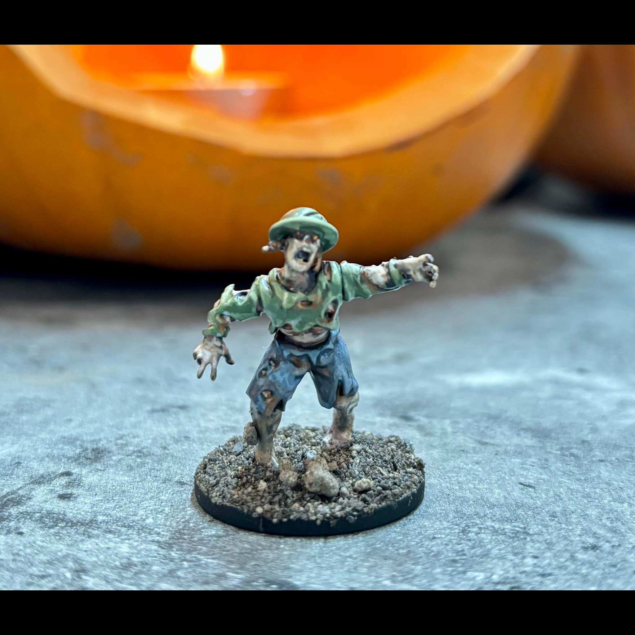 Zombies, 28 mm Scale Model Plastic Figures British Soldier Close Up