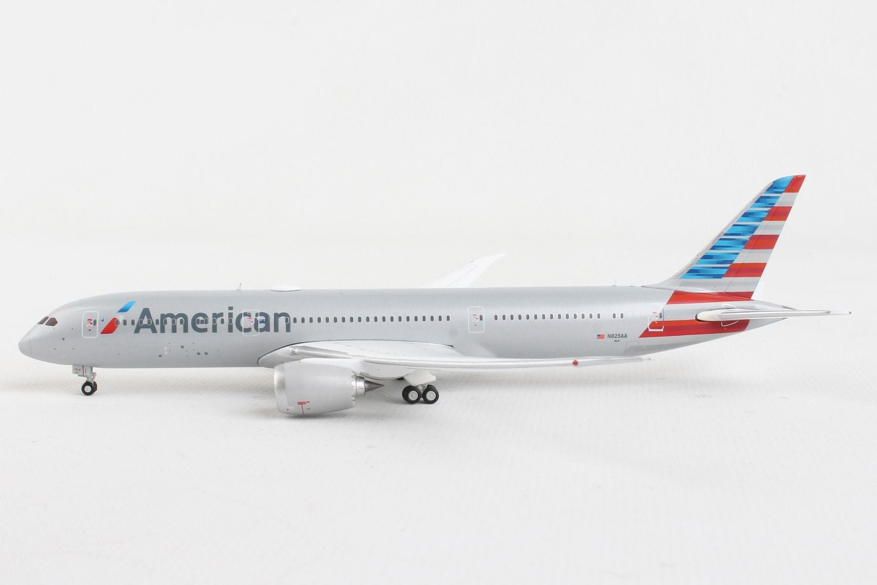 Left Side View GeminiJets Boeing 787-9 American Airlines N825AA 1:400 Scale Model