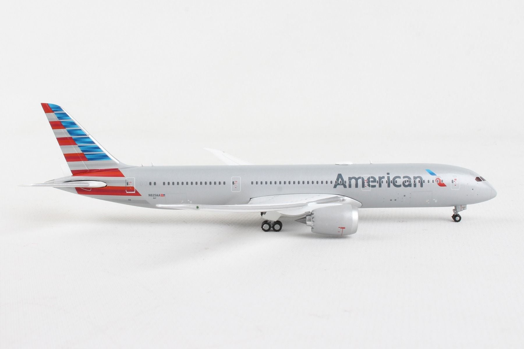 Right Side View GeminiJets Boeing 787-9 American Airlines N825AA 1:400 Scale Model