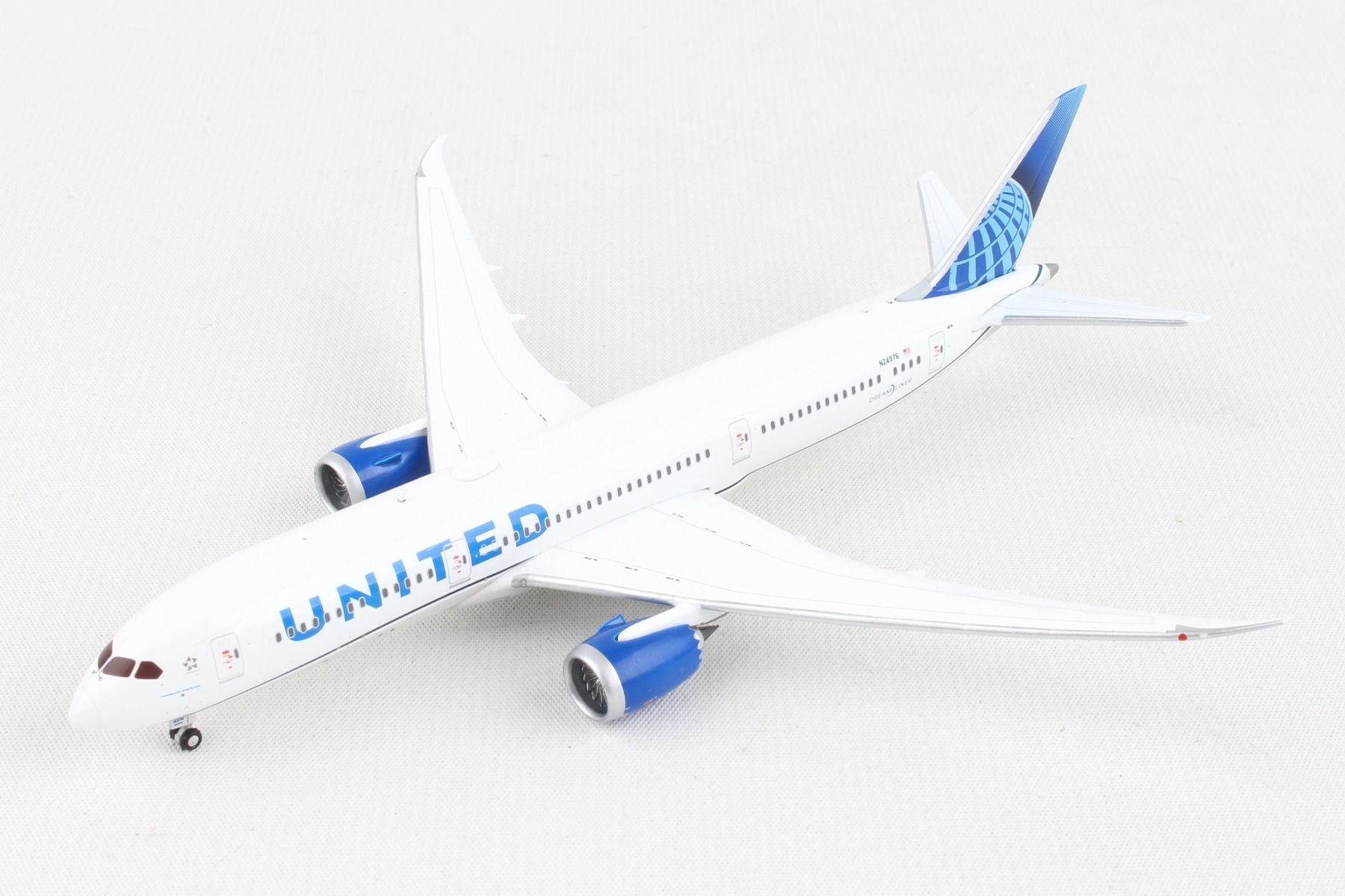 Boeing 787-9 United (N24976) 1:400 Scale Model Left Front View