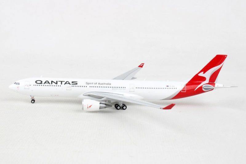 Airbus A330-300 Qantas (VH-QPH) 1:400 Scale Model Left Side View