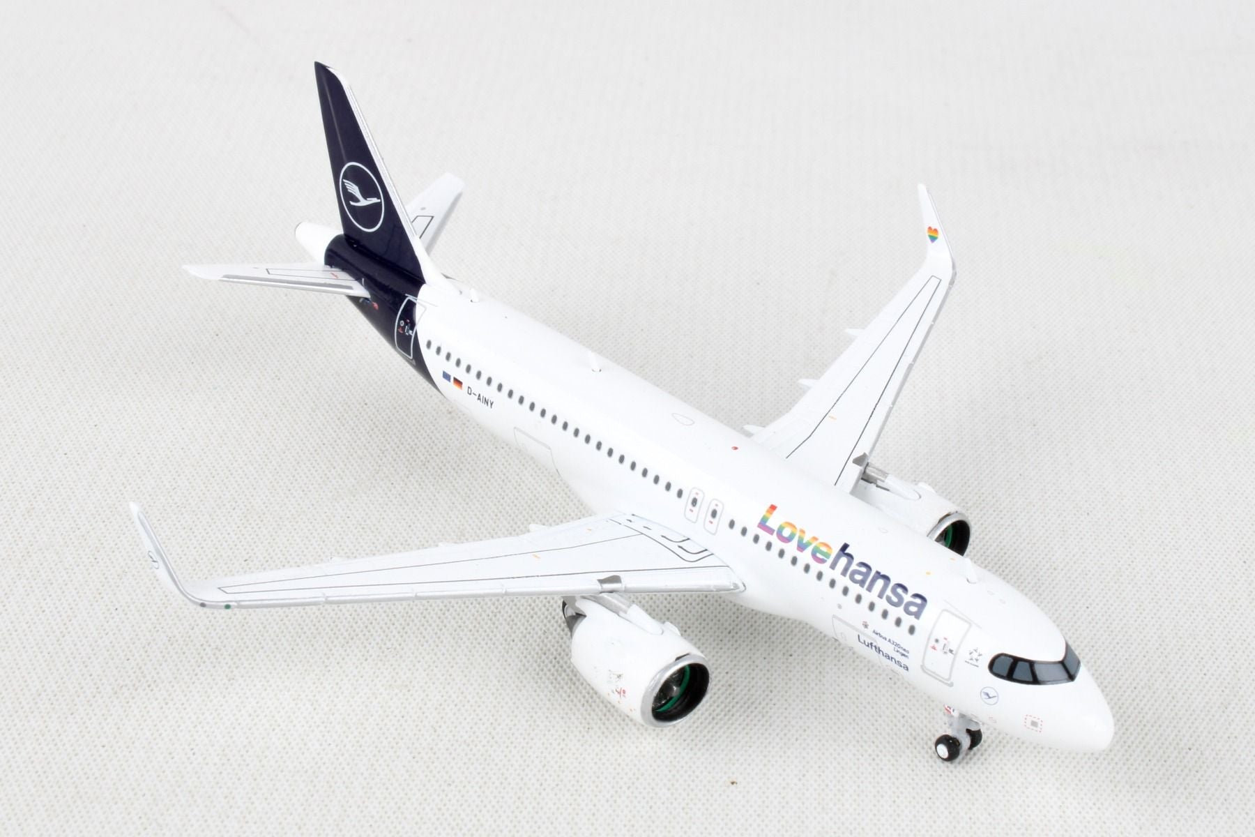 Airbus A320neo Lufthansa (D-AINY) 1:400 Scale Model Right Front View