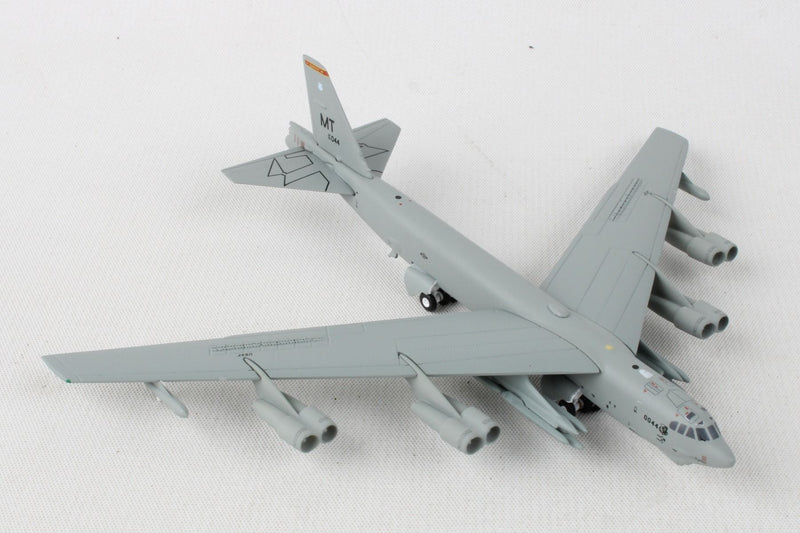 Boeing B-52H Stratofortress (60-0044) Minot Air Force Base 1:400 Scale Model Right Front View