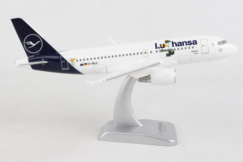 Airbus A319-100 Lufthansa (D-AILU) 1:200 Scale Model Right Side View