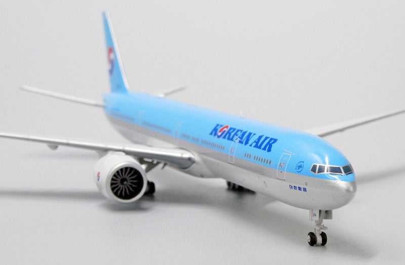 Boeing 777-300ER Korean Air (HL7204), 1:400 Scale Diecast Model Right Front Close Up