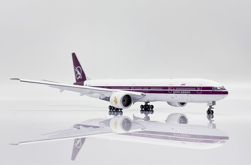 Boeing 777-300ER Qatar Airways “Retro Livery” (A7-BAC) Flaps Down, 1:400 Scale Diecast Model Right Front View