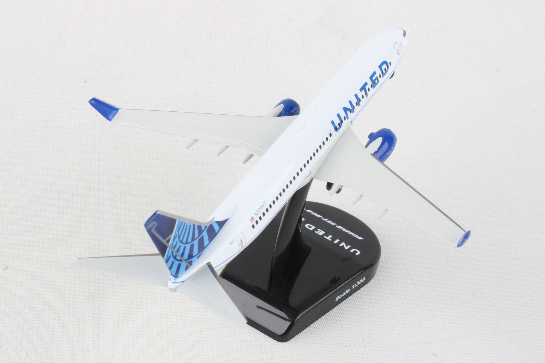 Boeing 737-800 United Airlines, 1/300 Scale Diecast Model Right Rear View