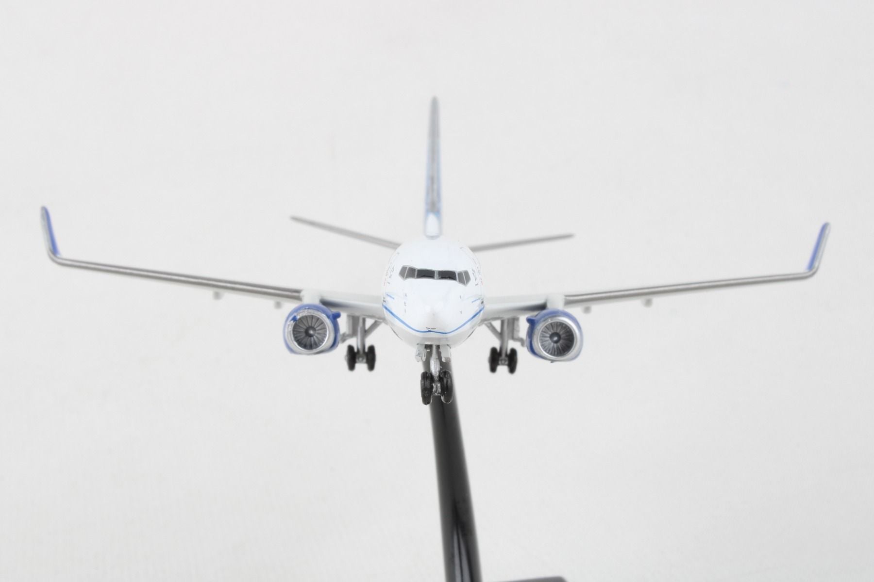 Boeing 737-800 United Airlines, 1/300 Scale Diecast Model Front View