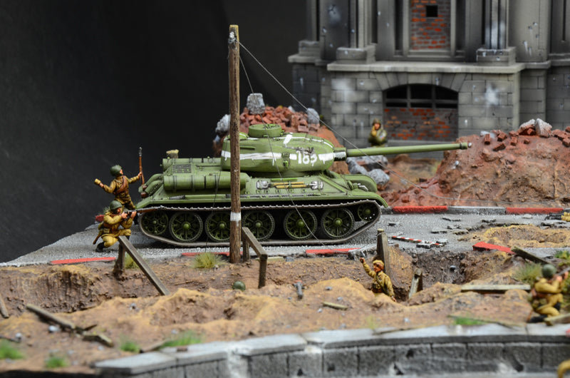 World War II Battle for The Reichstag 1945, 1/72 Scale Plastic Battle Set T-34/85 Close Up