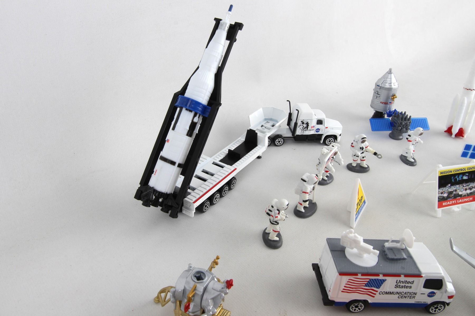 Galaxy Explorer 20 Piece Playset Launcher Close Up