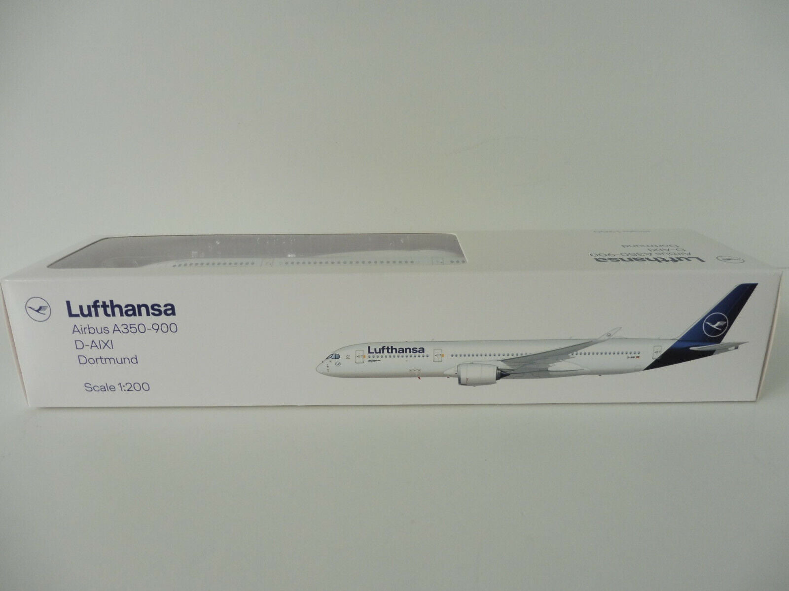 Airbus A350-900 Lufthansa (D-AIXI) 1:200 Scale Model Packaging Side View