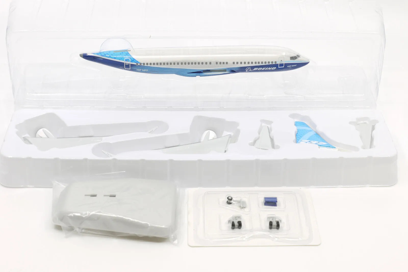 Boeing 737 MAX 7 Boeing Livery 1/200 Scale Model Box Contents