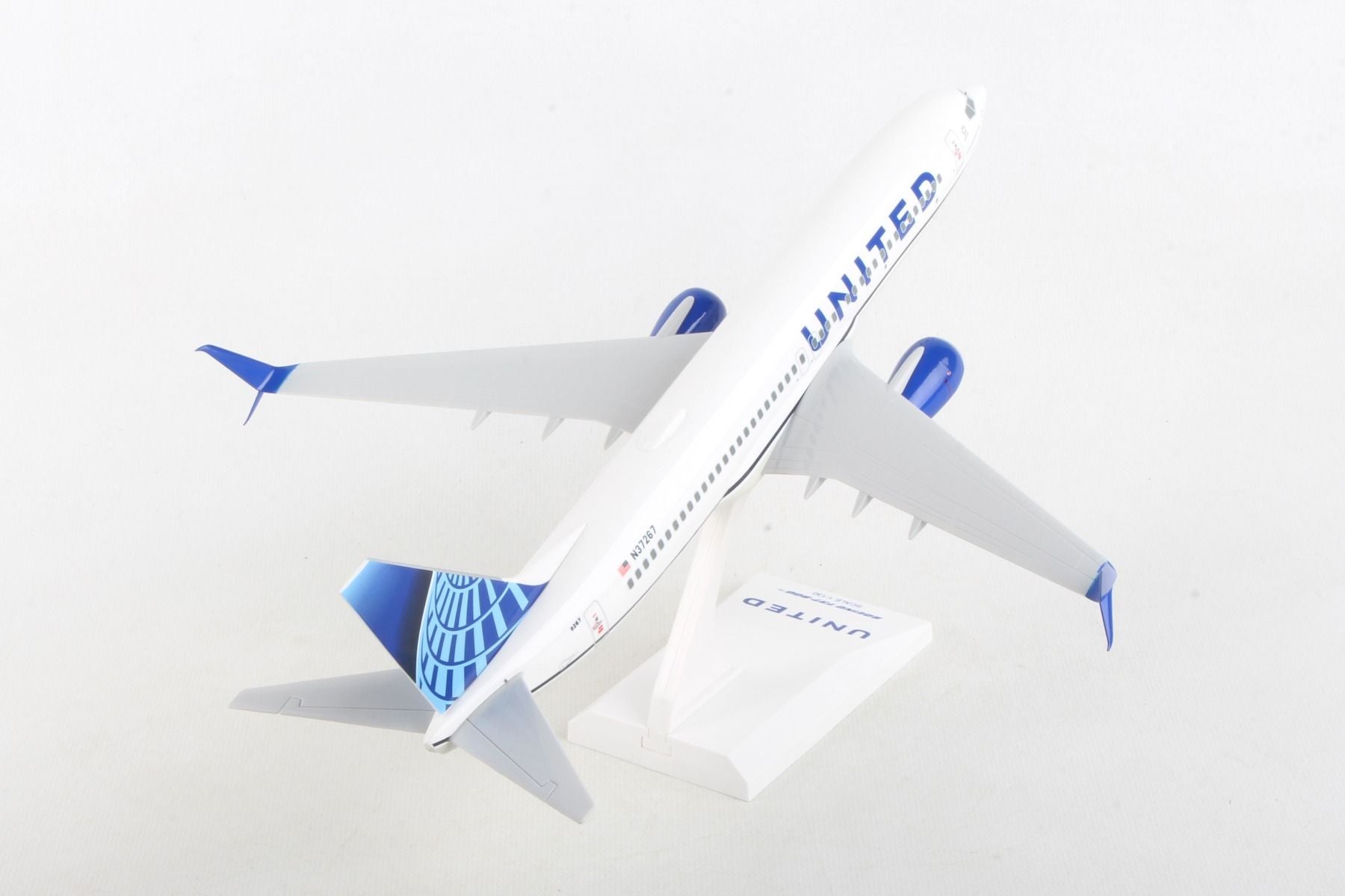 Boeing 737-800 United Airlines (2019 Livery) 1:130 Scale Model Right Rear View