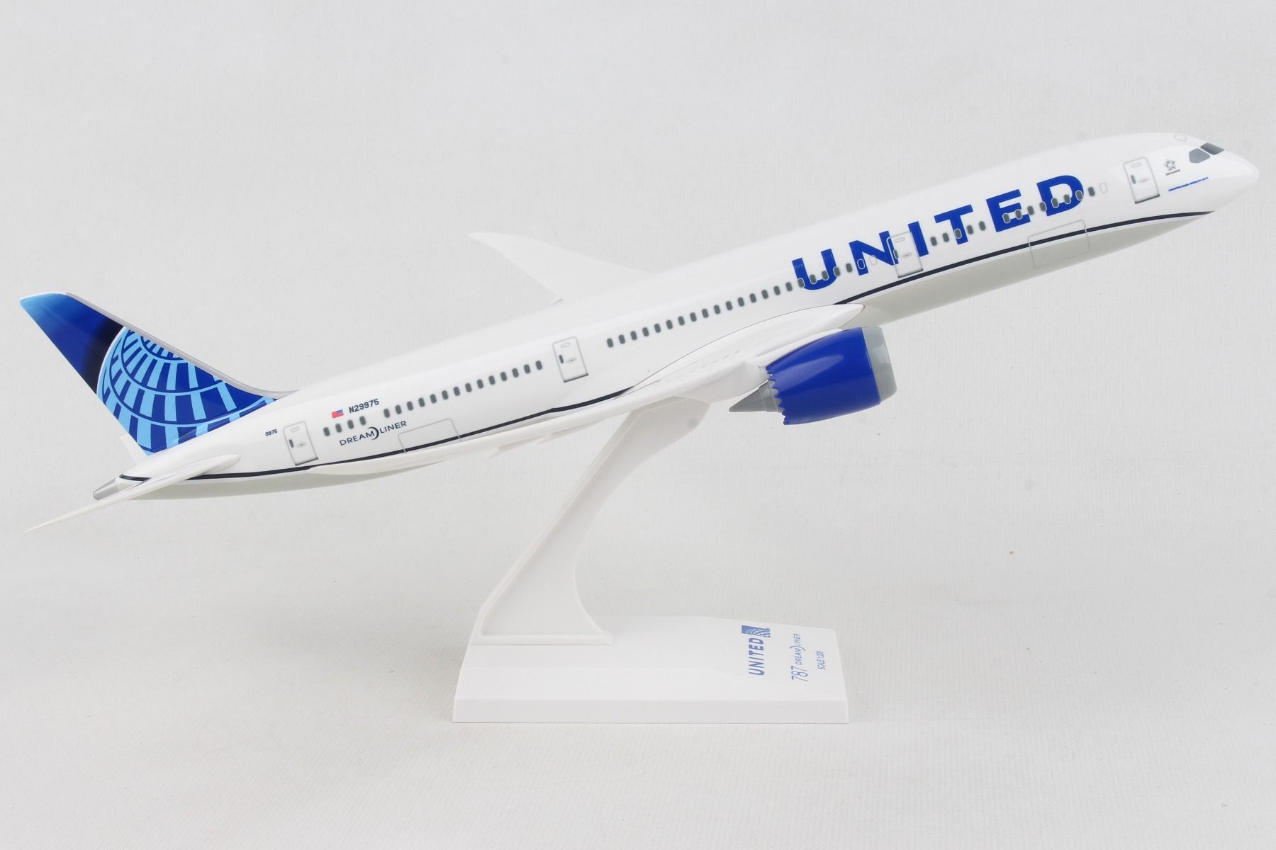 Boeing 787-9 United Airlines (N24976) 1:200 Scale Model Right Side View