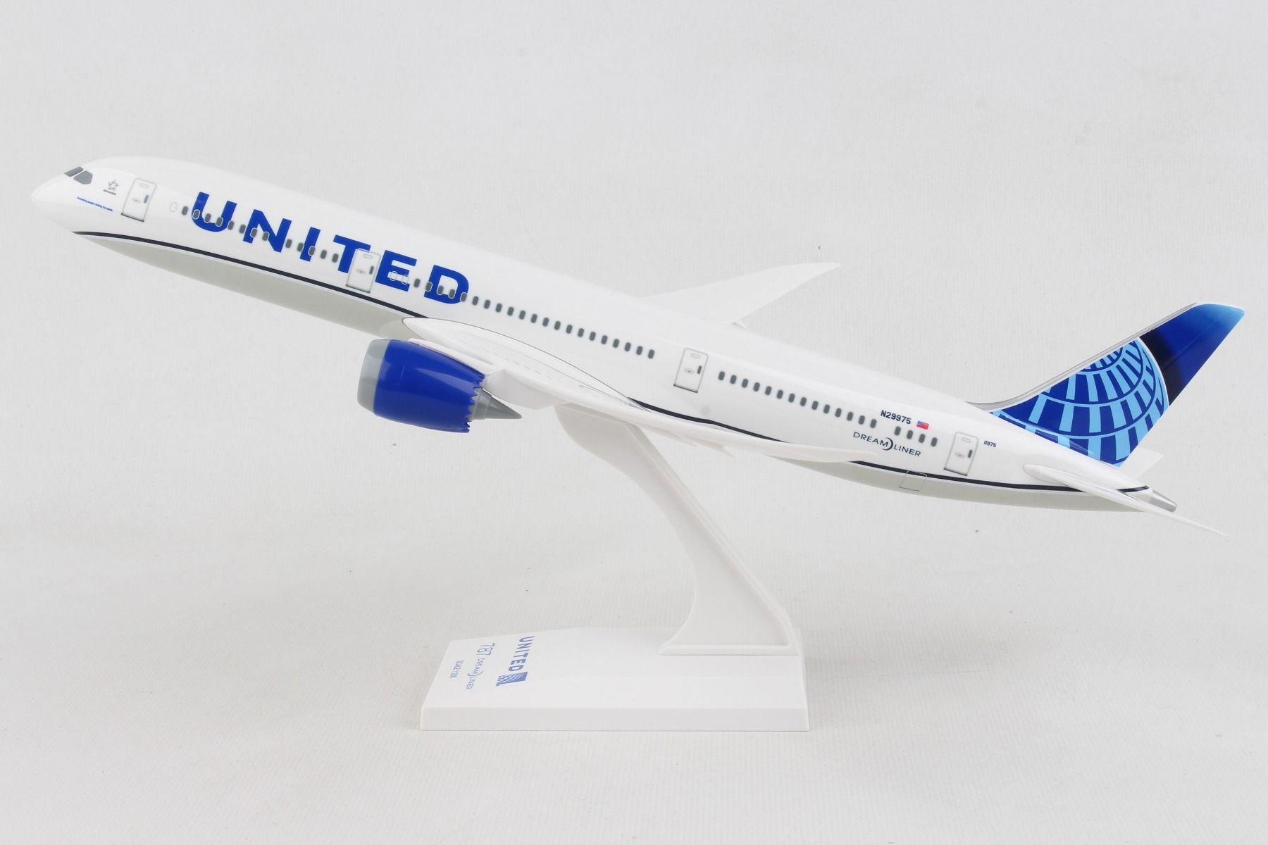 Boeing 787-9 United Airlines (N24976) 1:200 Scale Model Left Side View