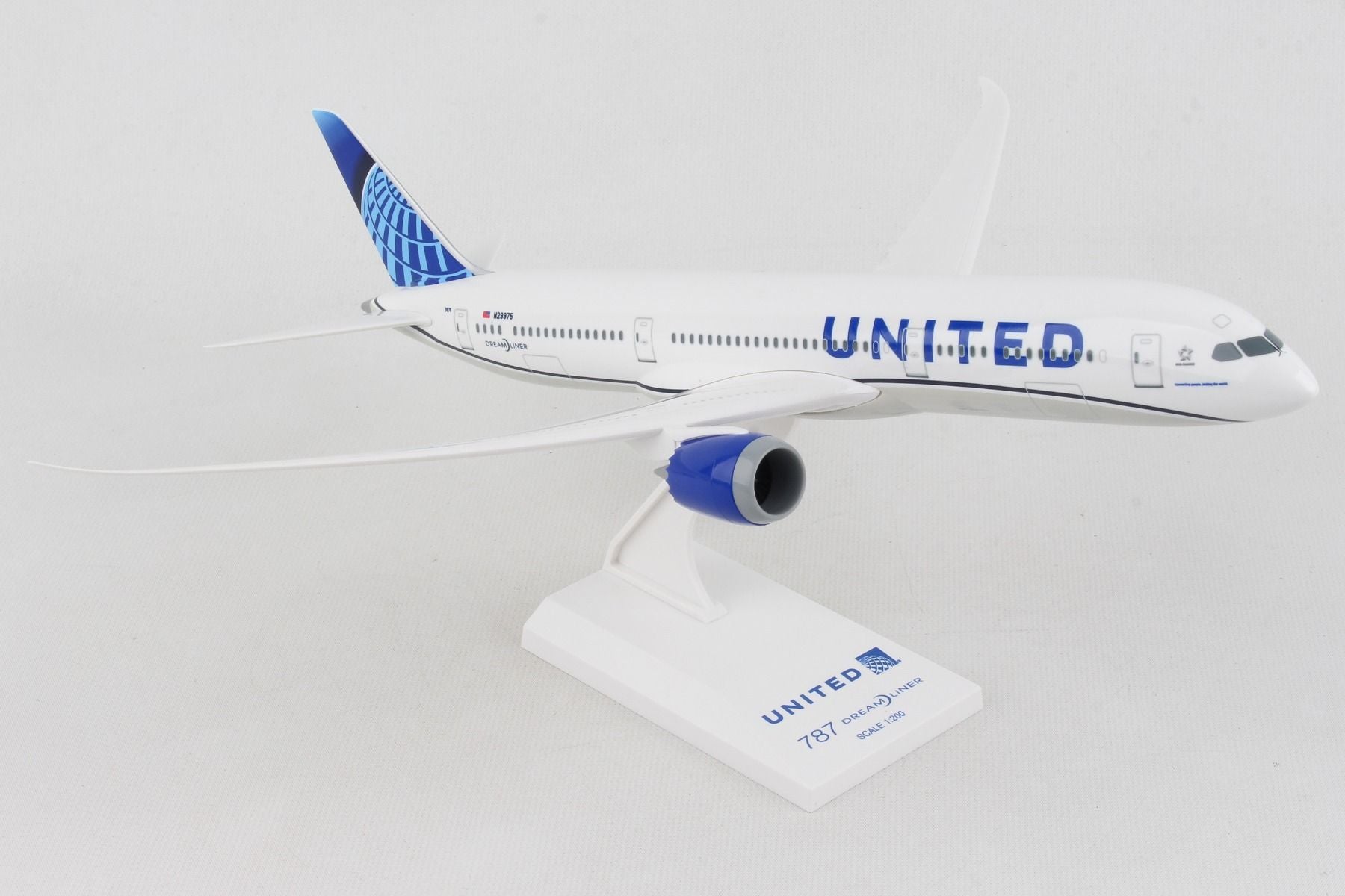 Boeing 787-9 United Airlines (N24976) 1:200 Scale Model Right Front View