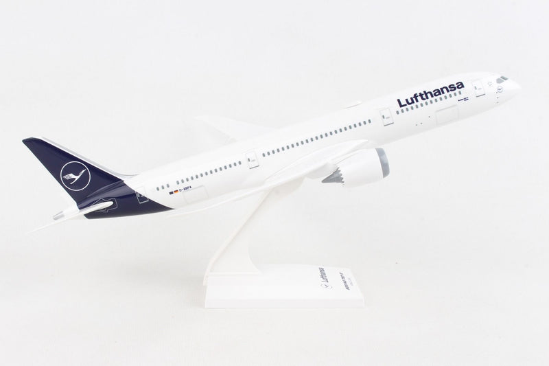 Boeing 787-9 Lufthansa (D-ABPA) “Berlin” 1:200 Scale Model Right Side View