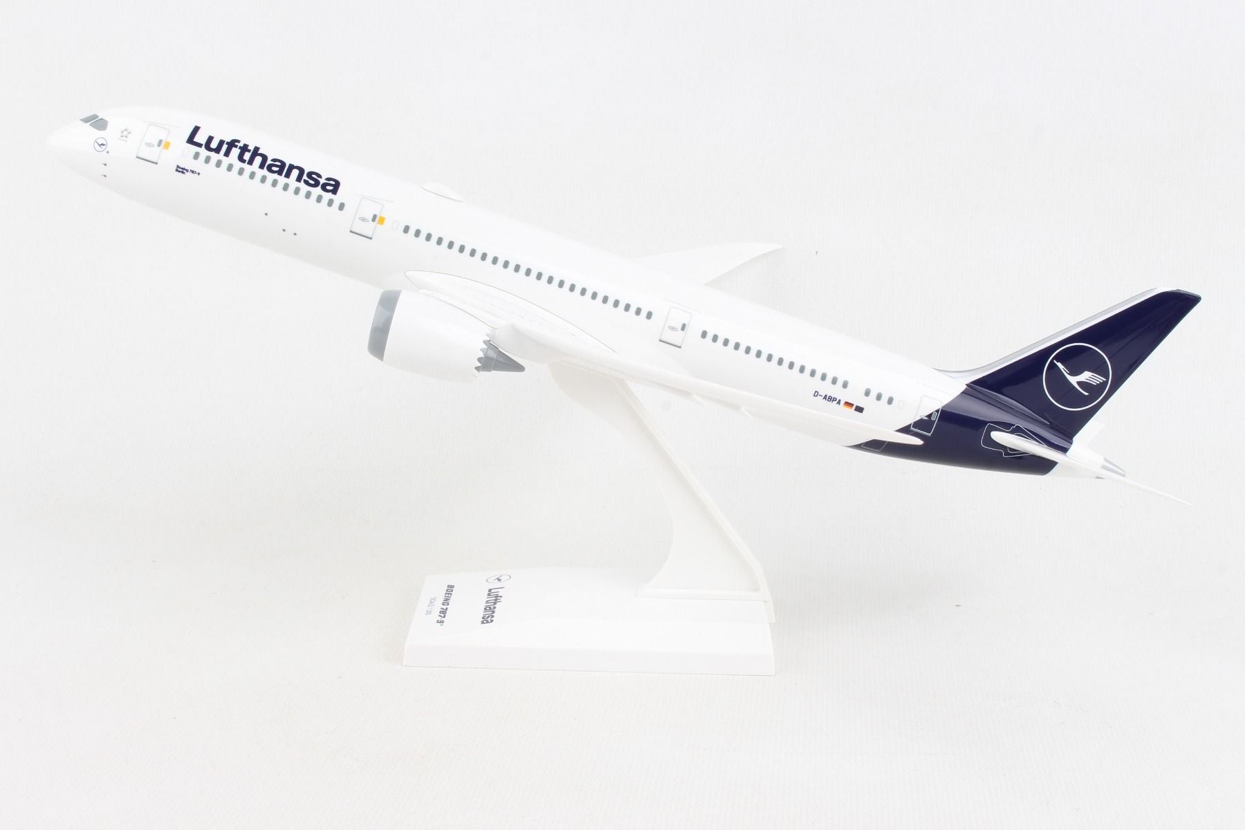 Boeing 787-9 Lufthansa (D-ABPA) “Berlin” 1:200 Scale Model Left Side View