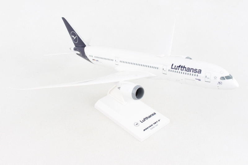 Boeing 787-9 Lufthansa (D-ABPA) “Berlin” 1:200 Scale Model Right Front View
