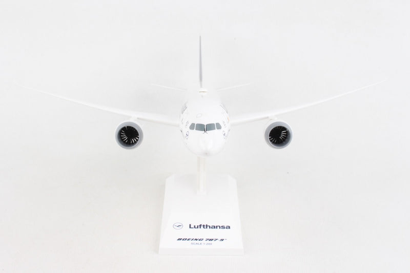 Boeing 787-9 Lufthansa (D-ABPA) “Berlin” 1:200 Scale Model Front View