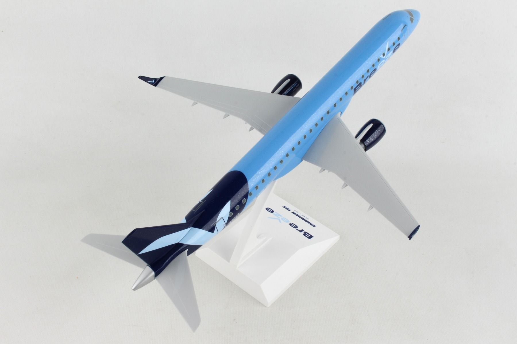 Embraer E195 Breeze Airways 1:100 Scale Model