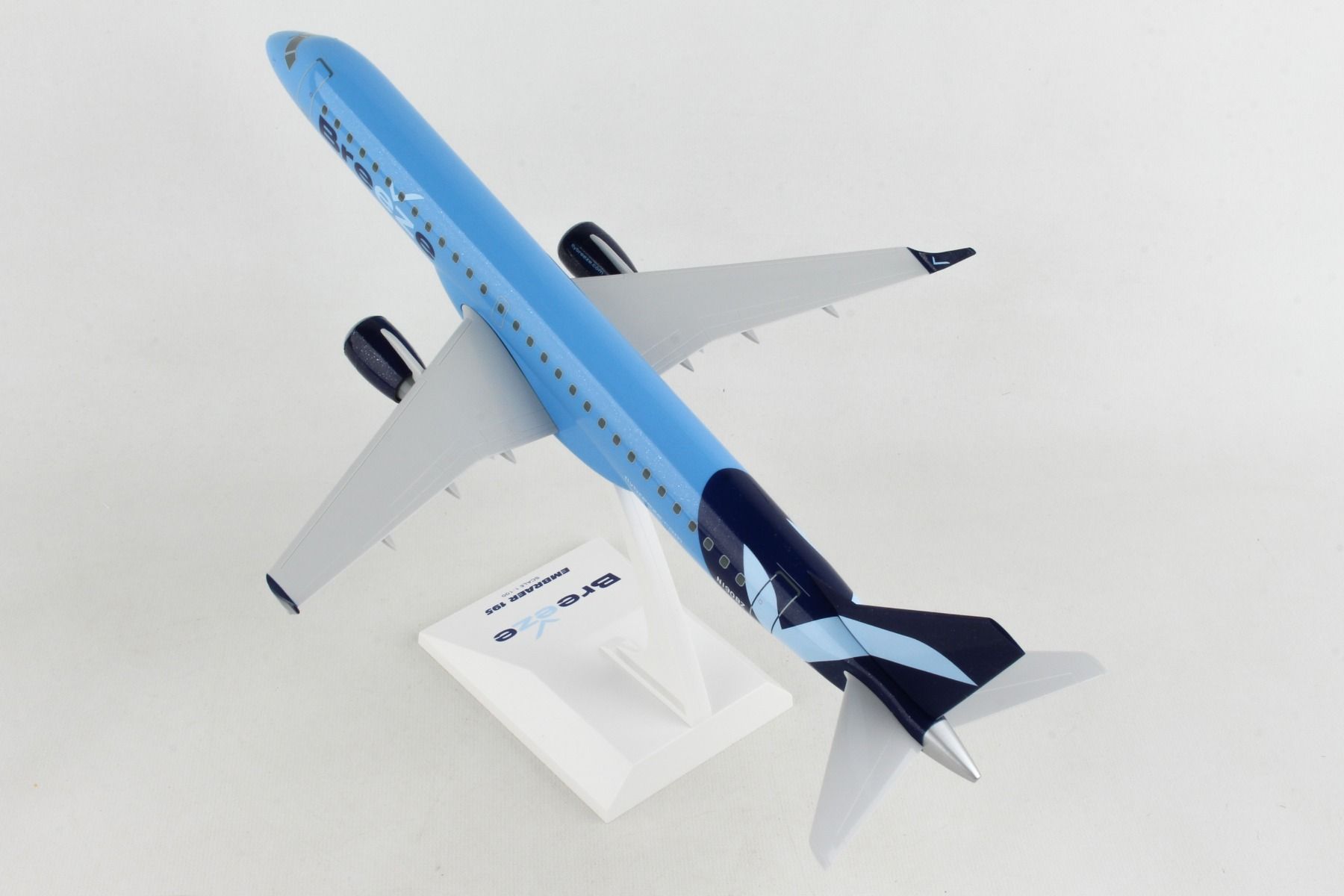 Embraer E195 Breeze Airways 1:100 Scale Model