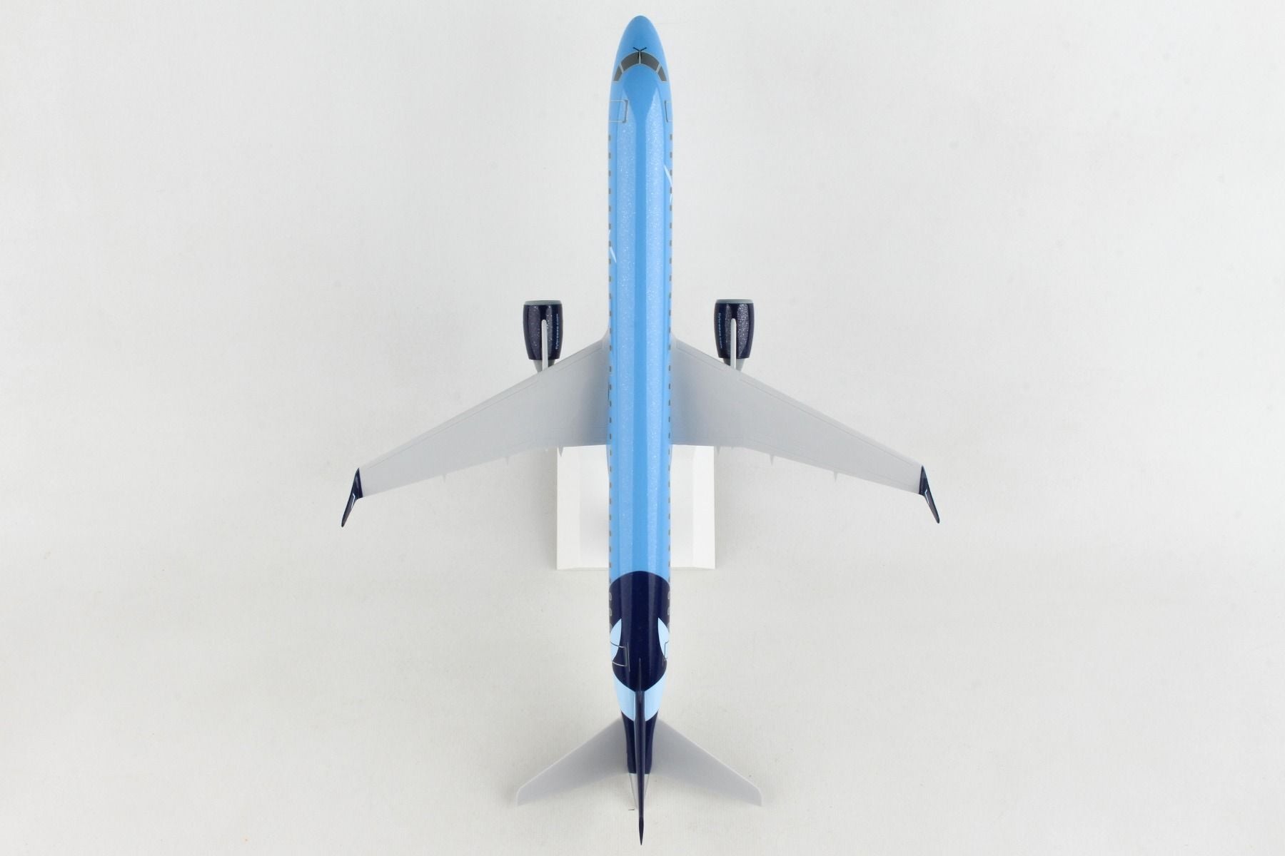 Embraer E195 Breeze Airways 1:100 Scale Model