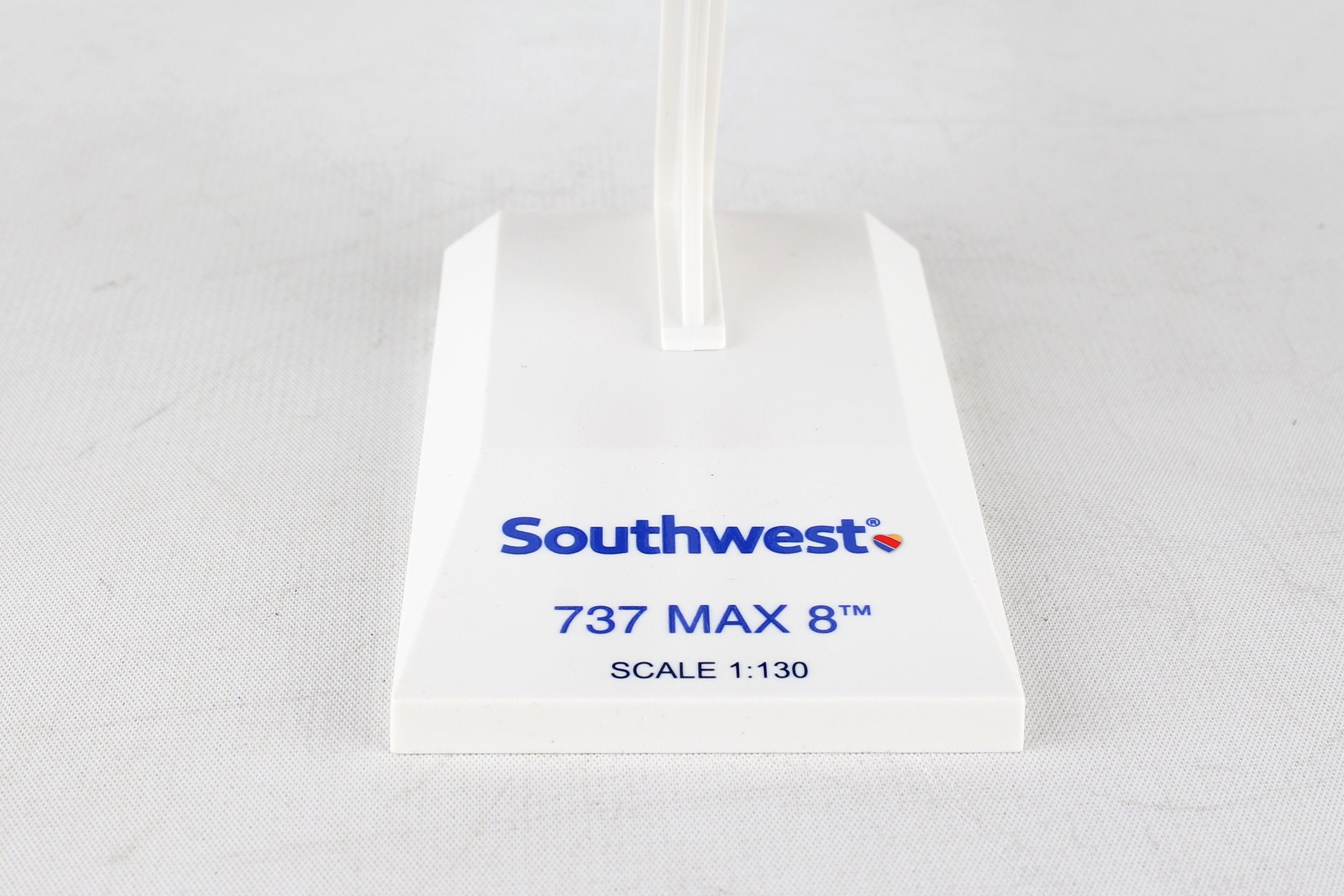 Boeing 737 MAX 8 Southwest Airlines (N8706W) 1:130 Scale Model Base Close Up