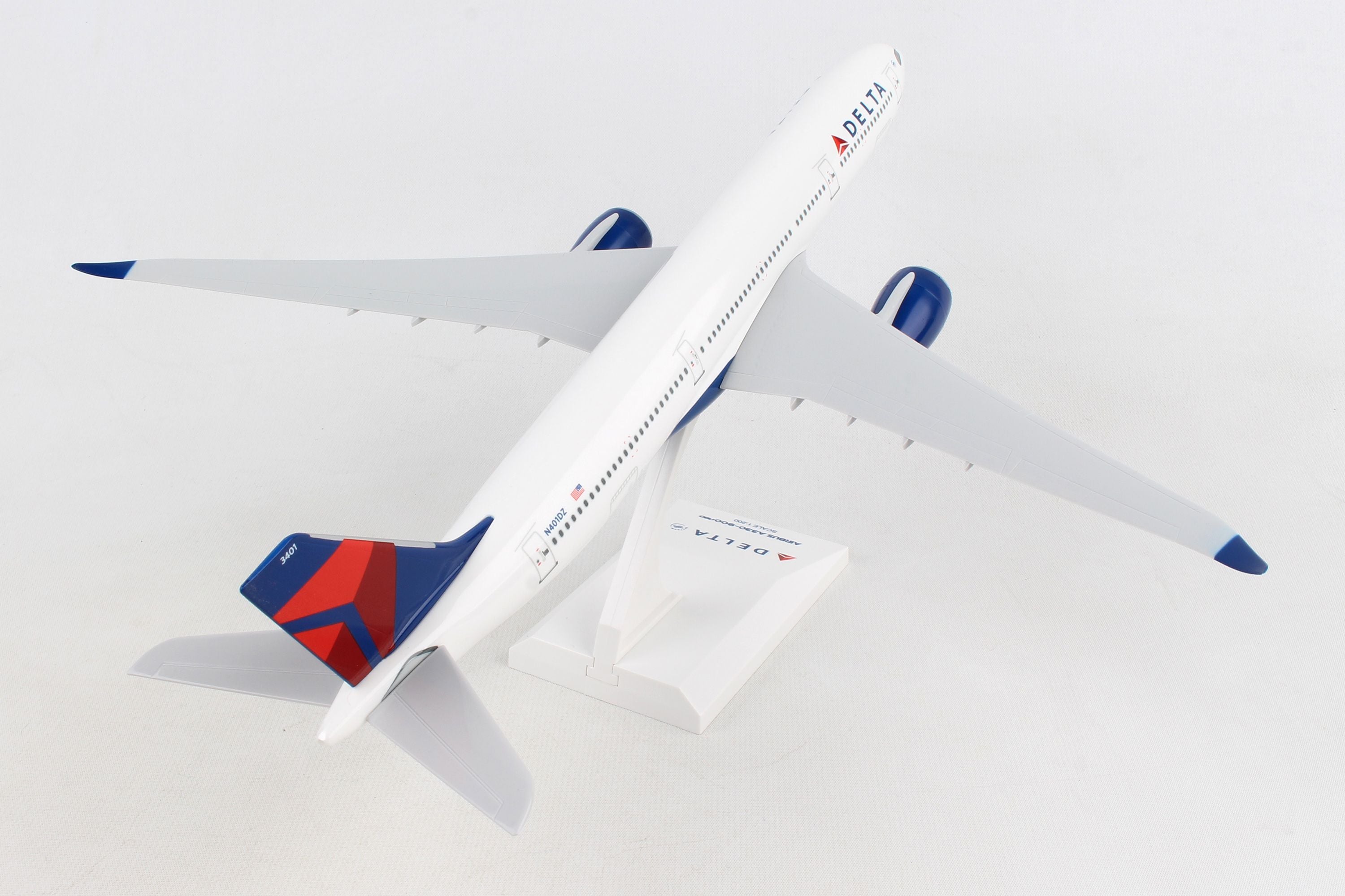 Airbus A330-900neo Delta Air Lines (N401DZ) 1:200 Scale Model Right Rear View