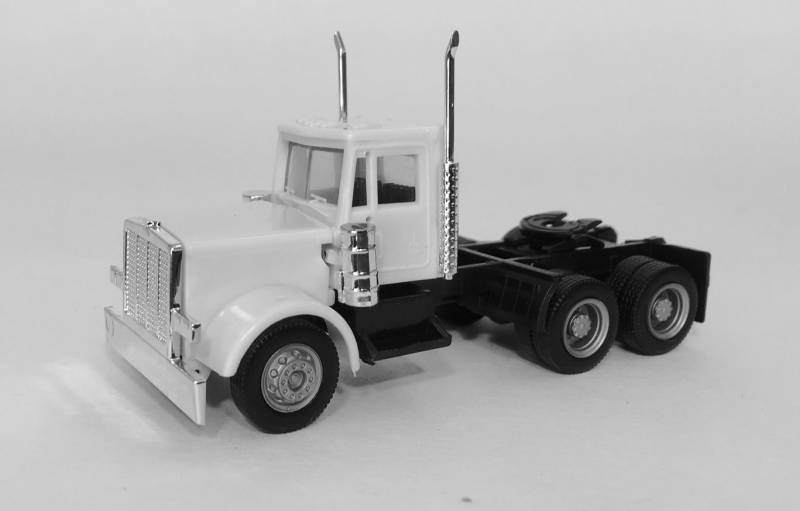 Peterbilt  Short Grill Tandem Axle Day Cab Tractor (Unpainted)1:87 (HO) Scale Model By Promotex