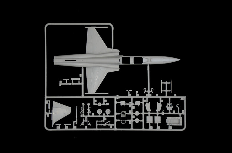 Northrop Grumman F-5F Tiger II 1/72 Scale Model Kit Frame 2