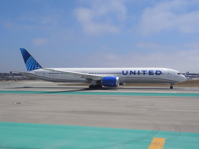 Boeing 787-10 United Airlines (N12010) Taxiing