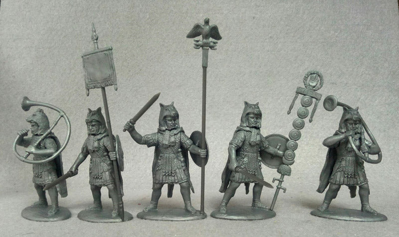 Early Imperial Roman Command, 60 mm (1/30) Scale Plastic Figures Standard Bearers & Horn Blowers