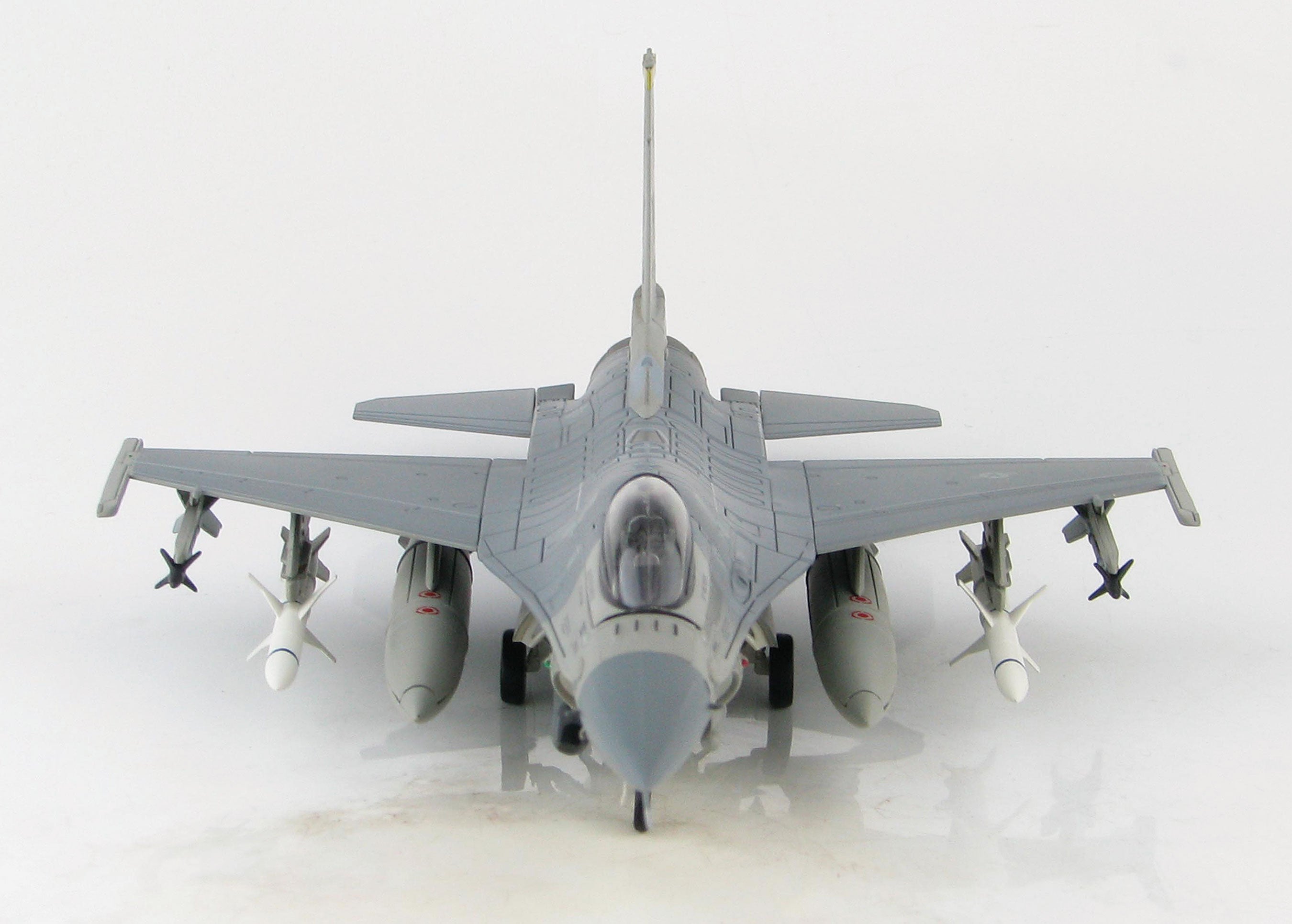 Lockheed Martin F-16CM Fighting Falcon PAAF Viper Demo Team “Primo”, 1:72 Scale Diecast Model Front View