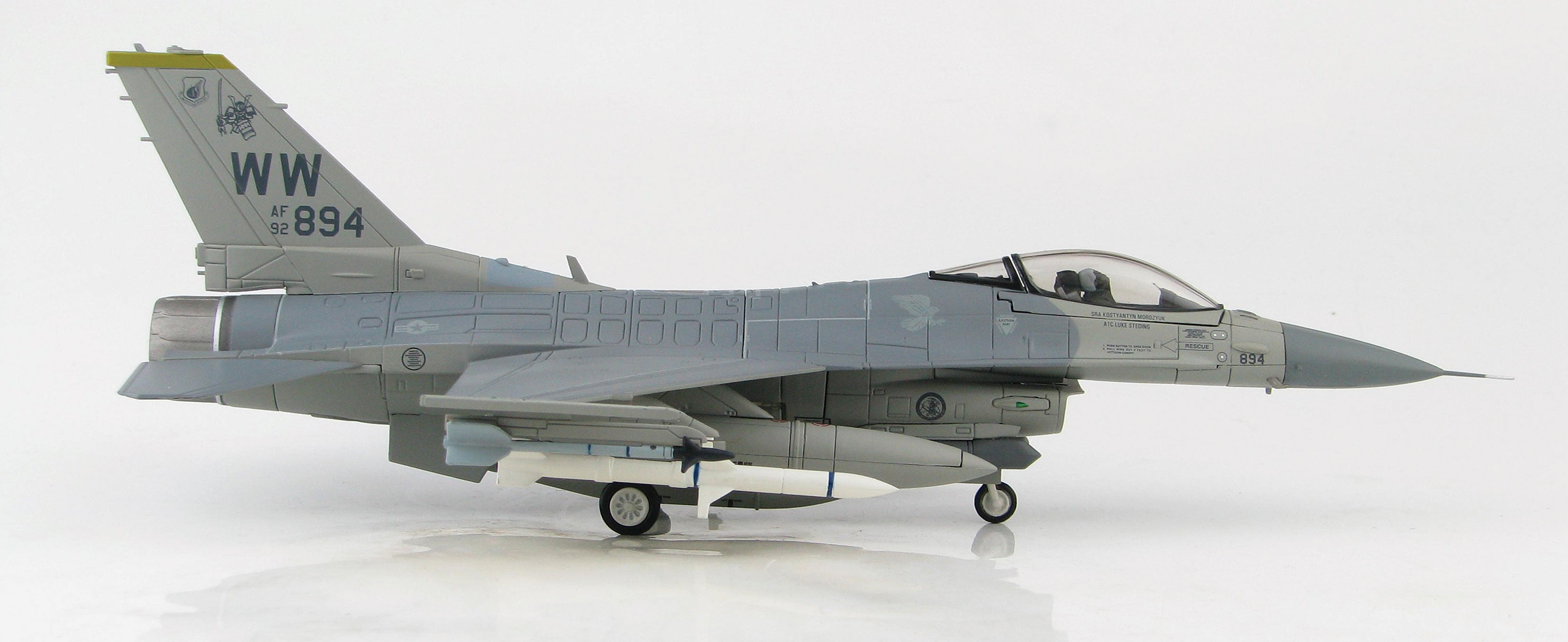 Lockheed Martin F-16CM Fighting Falcon PAAF Viper Demo Team “Primo”, 1:72 Scale Diecast Model Right Side