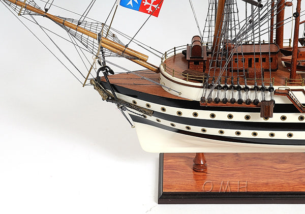 Amerigo Vespucci Wooden Scale Model Bow Close Up